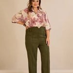 Κομψό παντελόνι με μπροστινή ραφή και ψηλή μέση σε Χακί χρώμα σε μεγάλα μεγέθη