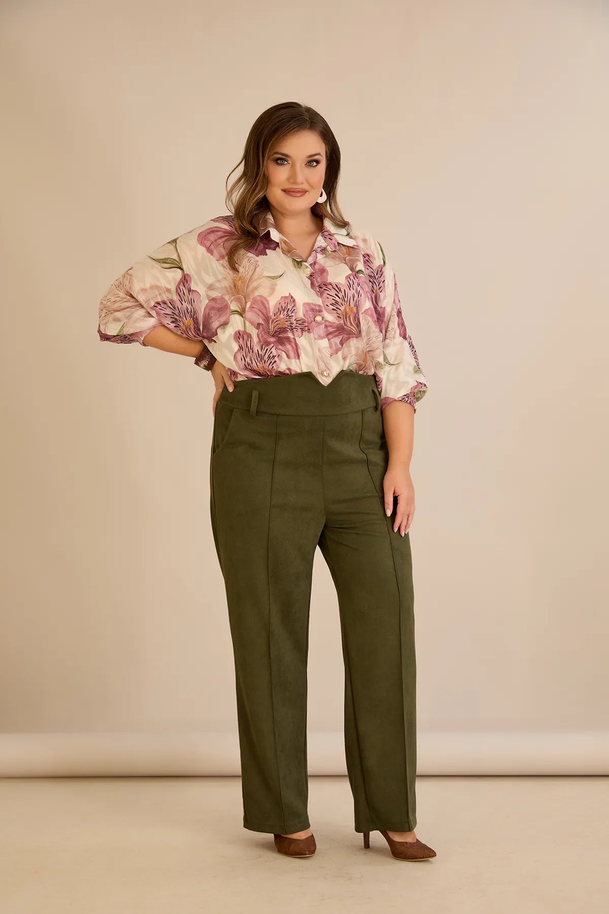 Κομψό παντελόνι με μπροστινή ραφή και ψηλή μέση σε Χακί χρώμα σε μεγάλα μεγέθη