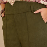 Κομψό παντελόνι με μπροστινή ραφή και ψηλή μέση – Χακί