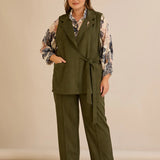 Κομψό γιλέκο με ρεβέρ και καρφίτσα σε Χακί χρώμα σε μεγάλα μεγέθη 