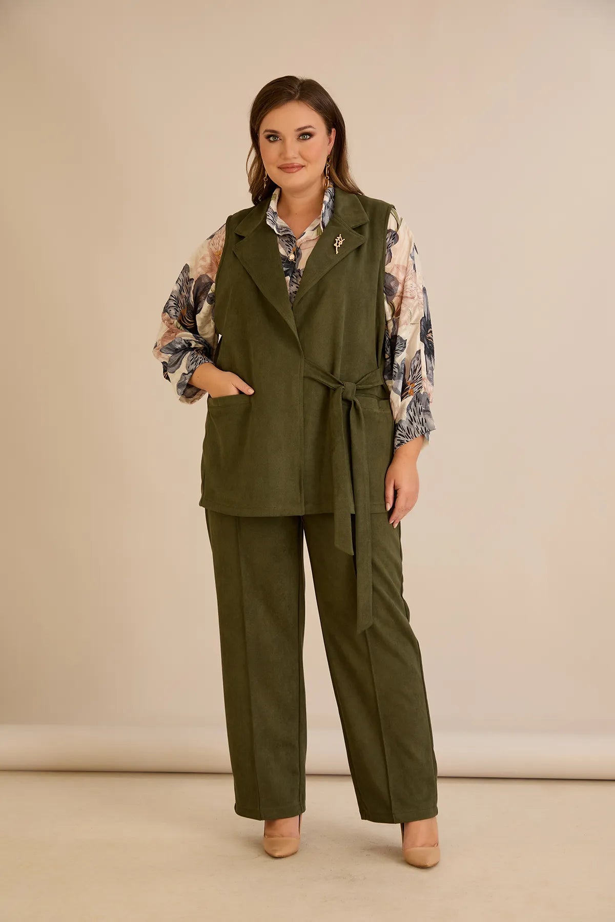 Κομψό γιλέκο με ρεβέρ και καρφίτσα σε Χακί χρώμα σε μεγάλα μεγέθη 