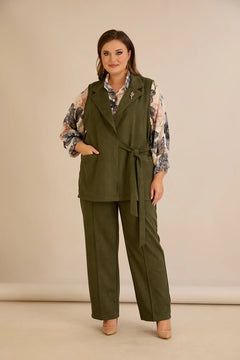 Κομψό γιλέκο με ρεβέρ και καρφίτσα σε Χακί χρώμα σε μεγάλα μεγέθη 