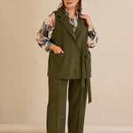 Κομψό γιλέκο με ρεβέρ και καρφίτσα σε Χακί χρώμα σε μεγάλα μεγέθη 