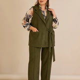 Κομψό γιλέκο με ρεβέρ και καρφίτσα σε Χακί χρώμα σε μεγάλα μεγέθη 