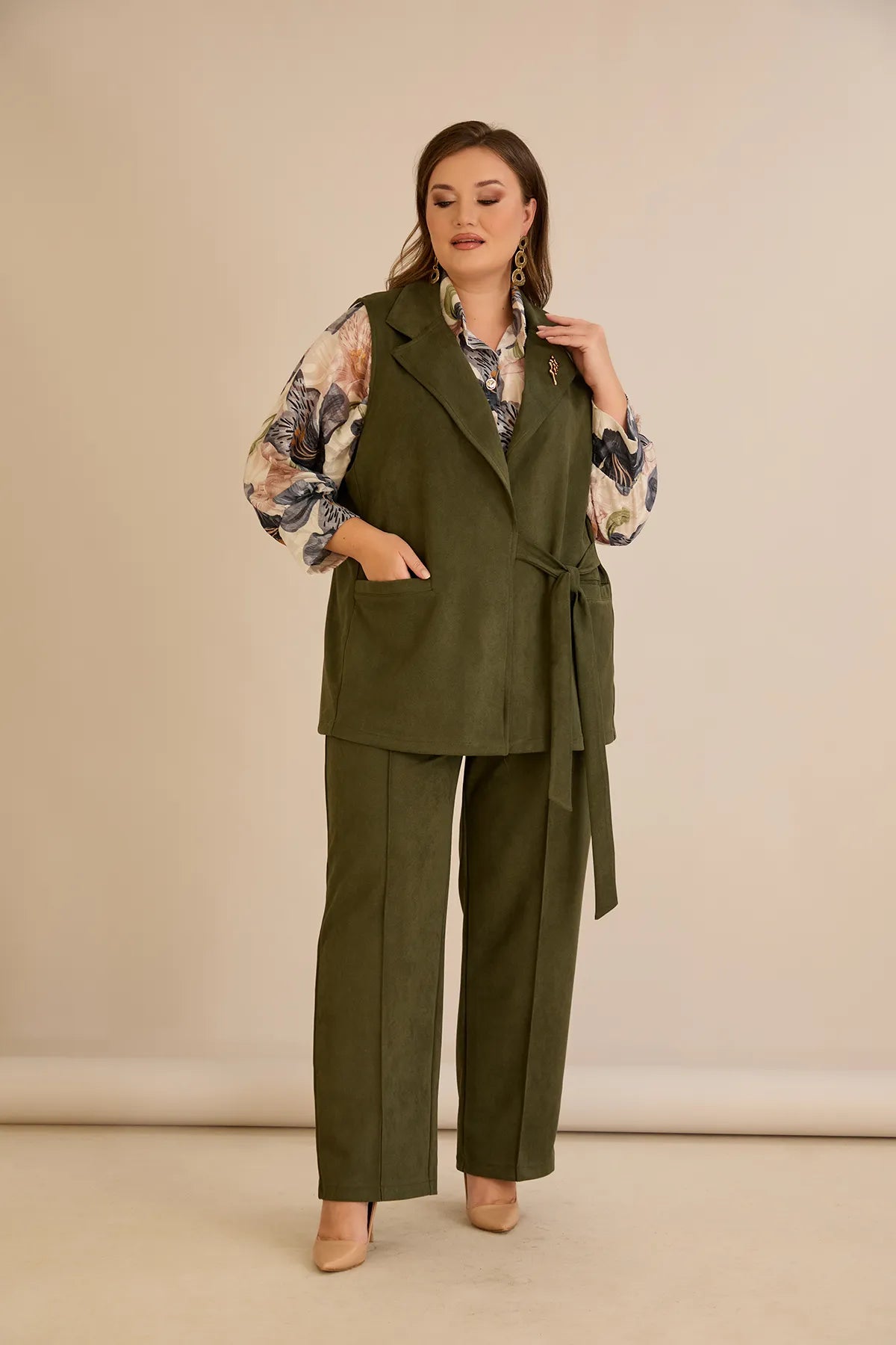 Κομψό γιλέκο με ρεβέρ και καρφίτσα σε Χακί χρώμα σε μεγάλα μεγέθη 