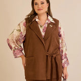 Κομψό γιλέκο με ρεβέρ και καρφίτσα – Καφέ