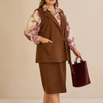 Κομψό γιλέκο με ρεβέρ και καρφίτσα σε Καφέ χρώμα σε μεγάλα μεγέθη 