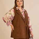 Κομψό γιλέκο με ρεβέρ και καρφίτσα σε Καφέ χρώμα σε μεγάλα μεγέθη 