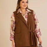 Κομψό γιλέκο με ρεβέρ και καρφίτσα σε Καφέ χρώμα σε μεγάλα μεγέθη 