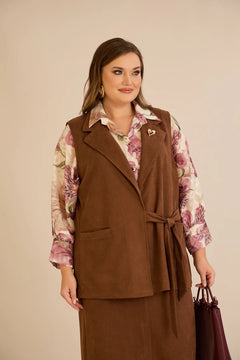 Κομψό γιλέκο με ρεβέρ και καρφίτσα σε Καφέ χρώμα σε μεγάλα μεγέθη 