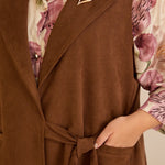 Κομψό γιλέκο με ρεβέρ και καρφίτσα σε Καφέ χρώμα σε μεγάλα μεγέθη 