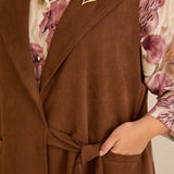 Κομψό γιλέκο με ρεβέρ και καρφίτσα σε Καφέ χρώμα σε μεγάλα μεγέθη 