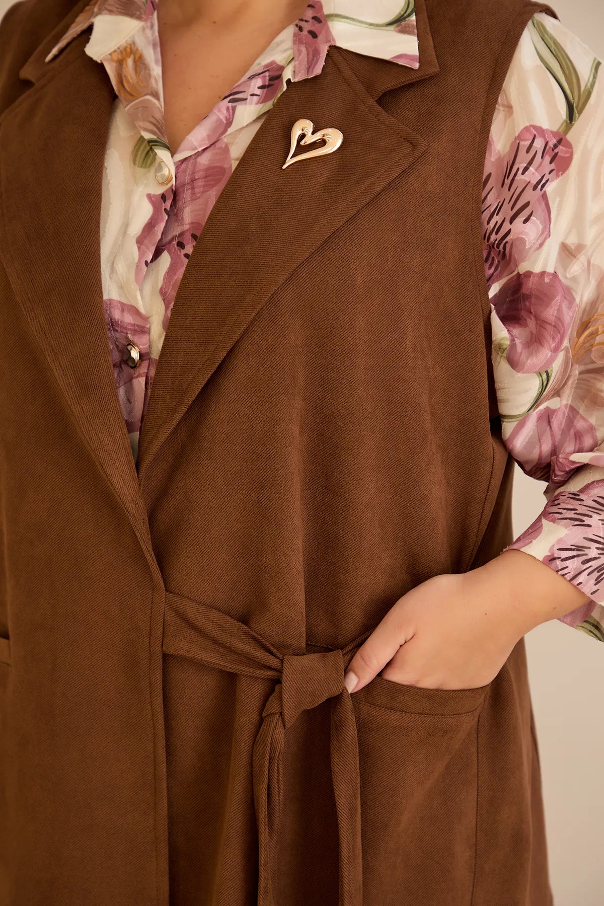 Κομψό γιλέκο με ρεβέρ και καρφίτσα σε Καφέ χρώμα σε μεγάλα μεγέθη 