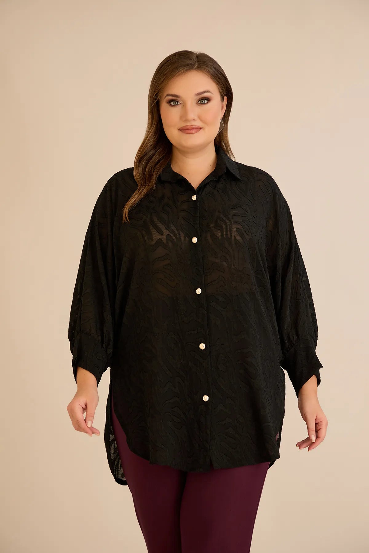 Κομψό πουκάμισο με ανάγλυφο σχέδιο σε μαύρο χρώμα σε μεγάλα μεγέθη