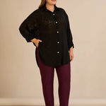 Κομψό πουκάμισο με ανάγλυφο σχέδιο σε μαύρο χρώμα σε μεγάλα μεγέθη