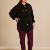 Κομψό πουκάμισο με ανάγλυφο σχέδιο σε μαύρο χρώμα σε μεγάλα μεγέθη