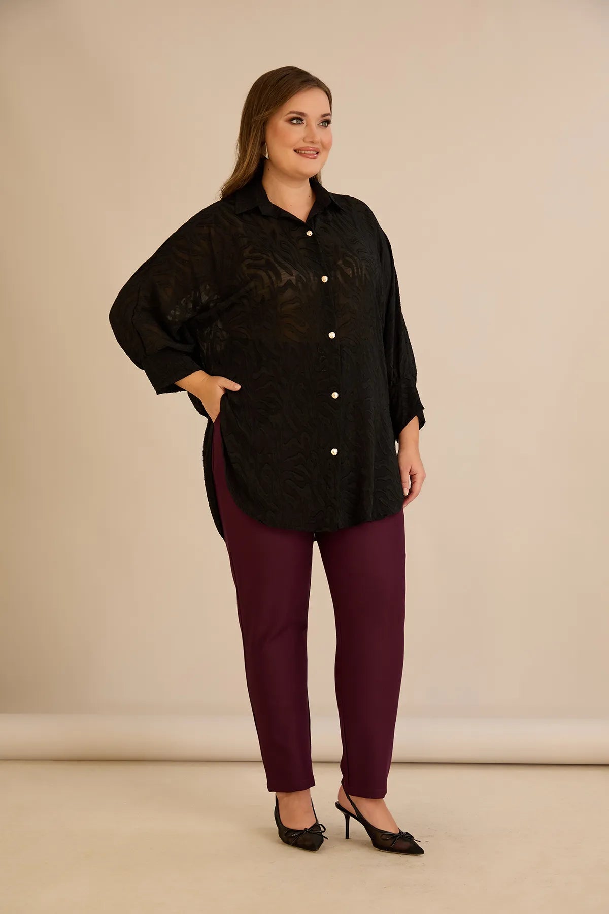 Κομψό πουκάμισο με ανάγλυφο σχέδιο σε μαύρο χρώμα σε μεγάλα μεγέθη