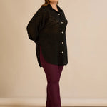 Κομψό πουκάμισο με ανάγλυφο σχέδιο σε μαύρο χρώμα σε μεγάλα μεγέθη