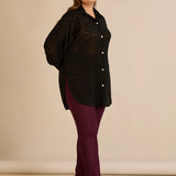 Κομψό πουκάμισο με ανάγλυφο σχέδιο σε μαύρο χρώμα σε μεγάλα μεγέθη