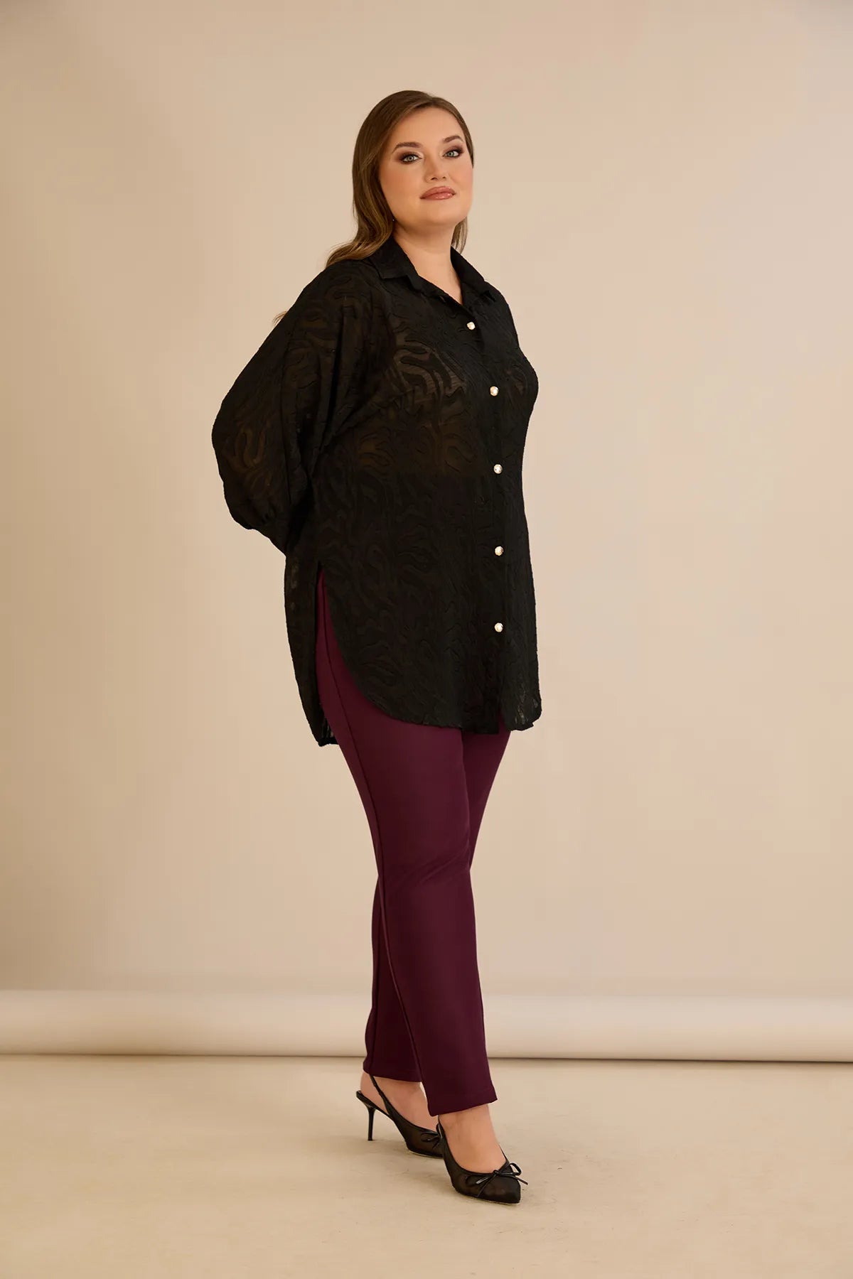 Κομψό πουκάμισο με ανάγλυφο σχέδιο σε μαύρο χρώμα σε μεγάλα μεγέθη