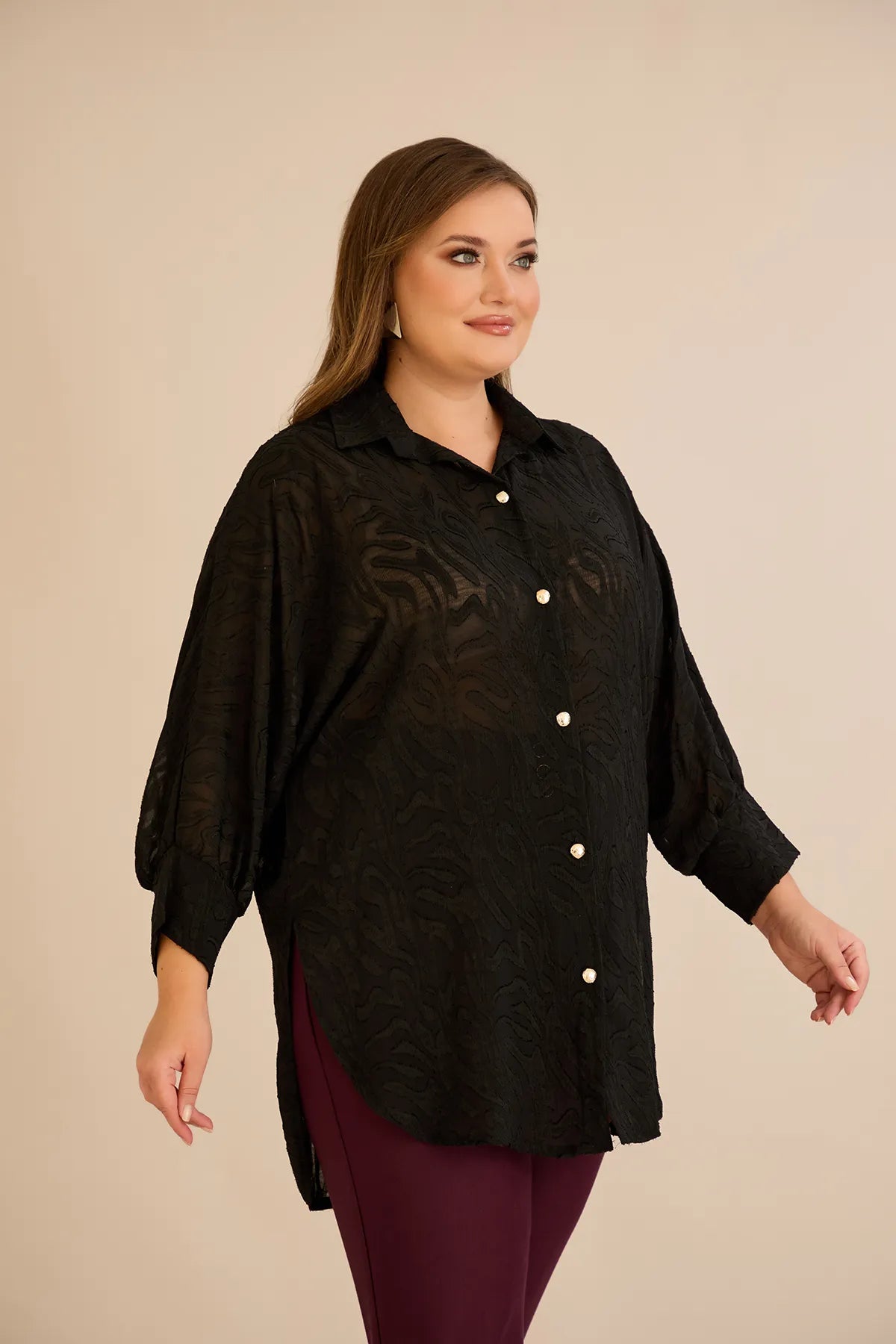 Κομψό πουκάμισο με ανάγλυφο σχέδιο σε μαύρο χρώμα σε μεγάλα μεγέθη