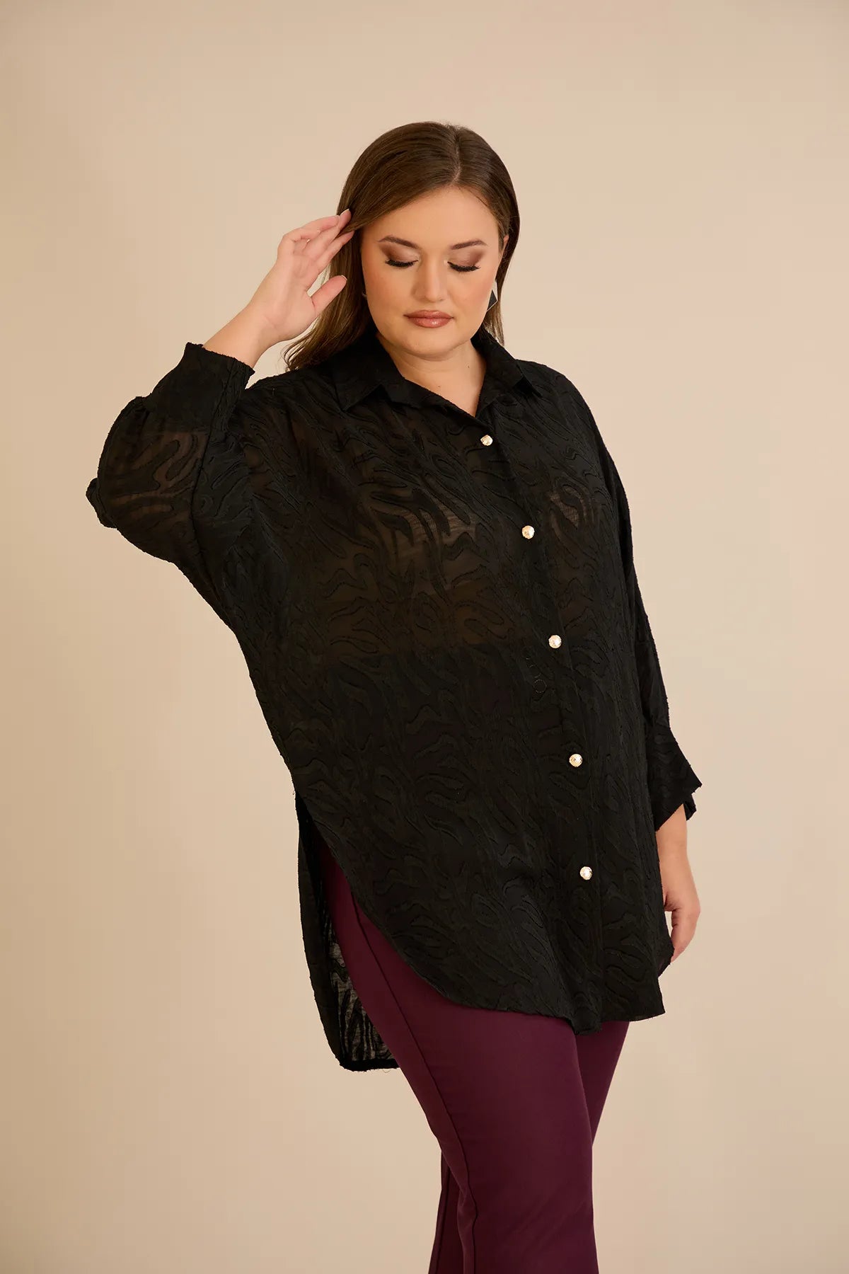 Κομψό πουκάμισο με ανάγλυφο σχέδιο σε μαύρο χρώμα σε μεγάλα μεγέθη