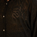 Κομψό πουκάμισο με ανάγλυφο σχέδιο σε μαύρο χρώμα σε μεγάλα μεγέθη