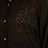 Κομψό πουκάμισο με ανάγλυφο σχέδιο σε μαύρο χρώμα σε μεγάλα μεγέθη