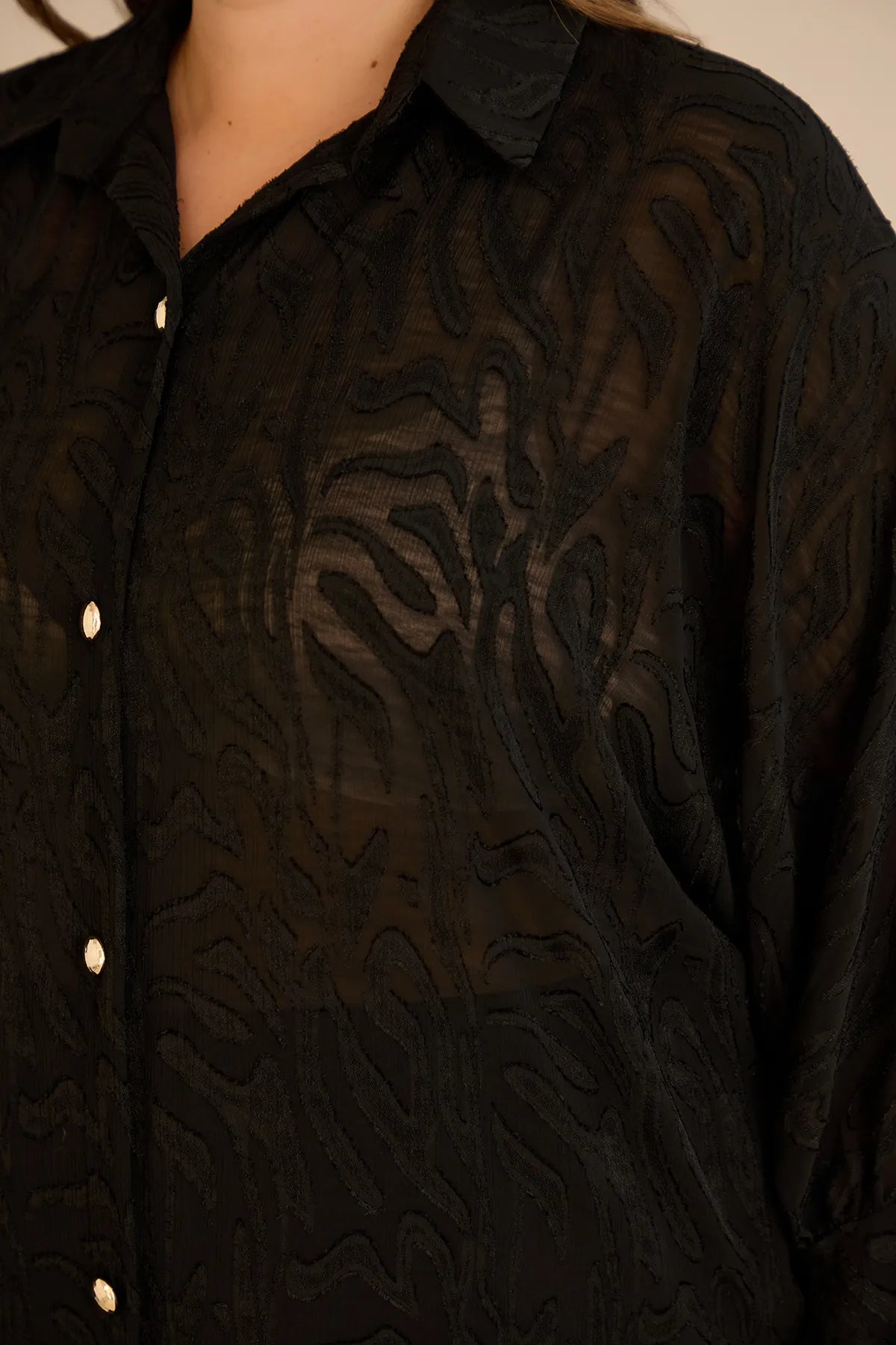 Κομψό πουκάμισο με ανάγλυφο σχέδιο σε μαύρο χρώμα σε μεγάλα μεγέθη