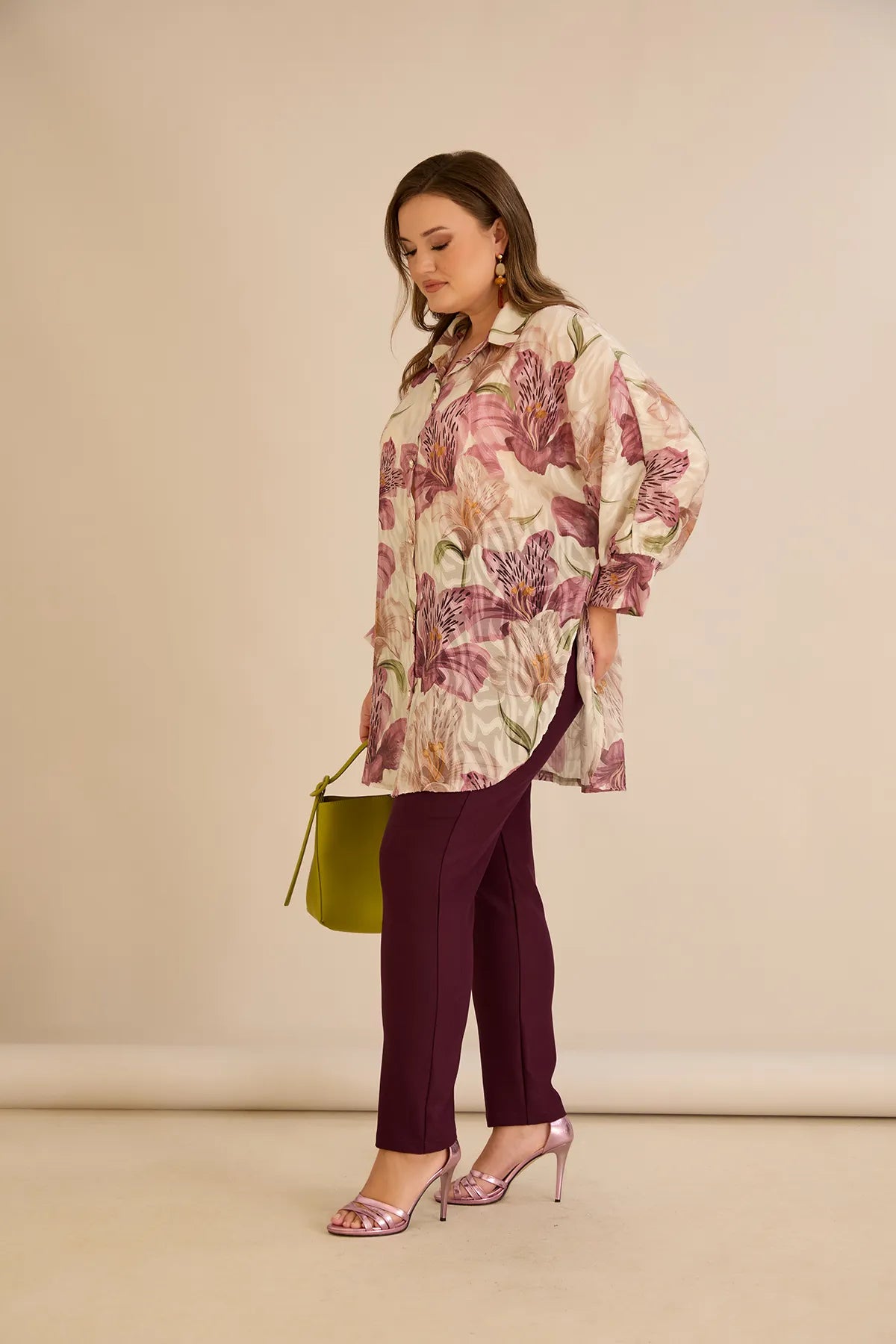 Κομψό πουκάμισο με φλοράλ σχέδιο σάπιο μήλο σε μεγάλα μεγέθη