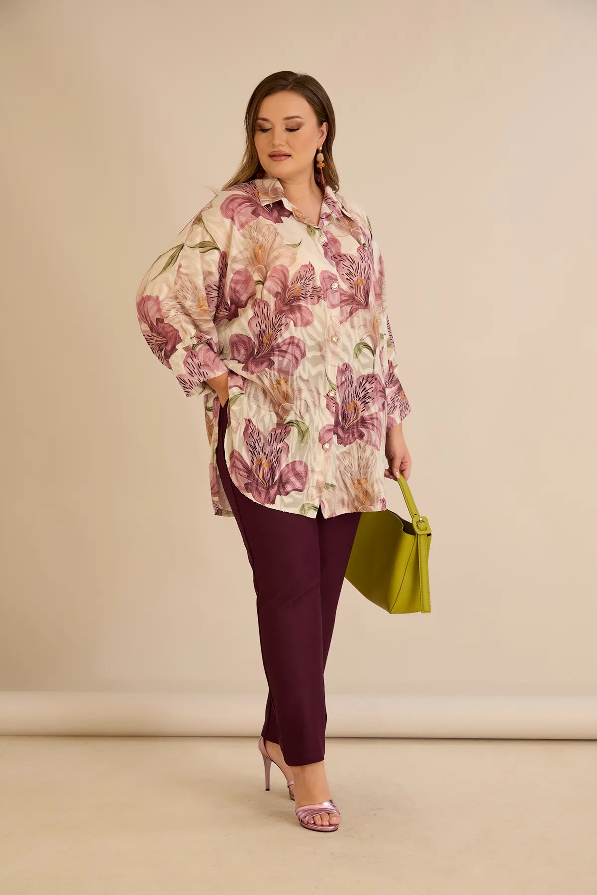 Κομψό πουκάμισο με φλοράλ σχέδιο σάπιο μήλο σε μεγάλα μεγέθη