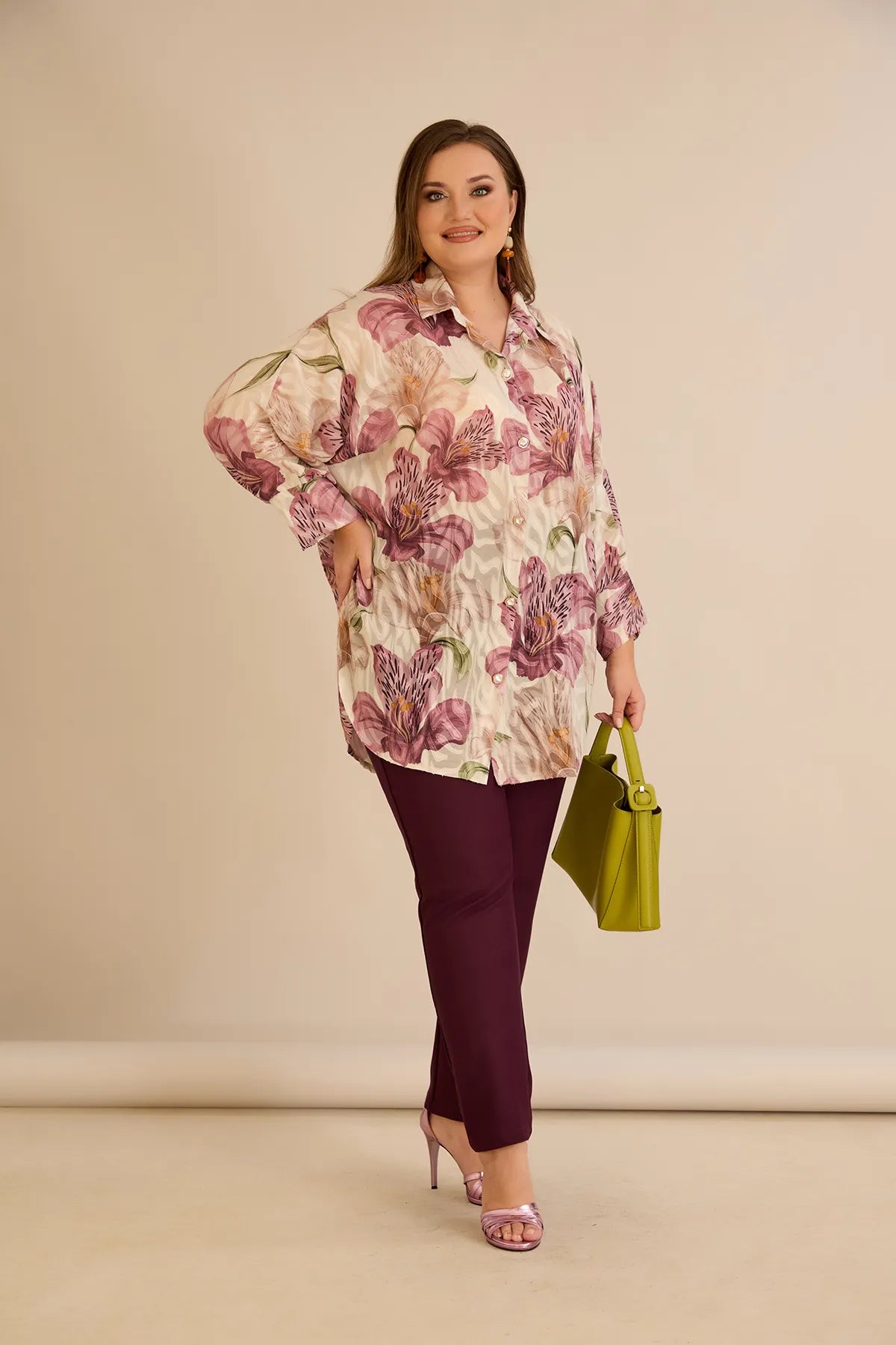 Κομψό πουκάμισο με φλοράλ σχέδιο σάπιο μήλο σε μεγάλα μεγέθη