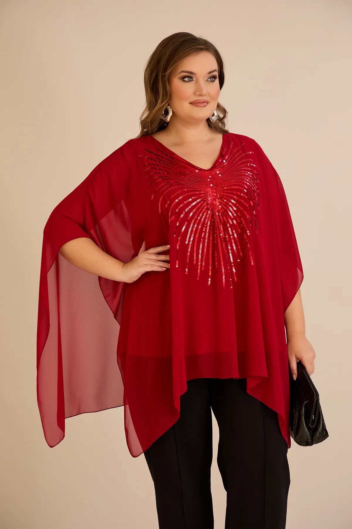 Κομψή τουνίκ με λεπτομέρειες από παγιέτες σε άνετη γραμμή σε Κόκκινο  χρώμα σε μεγάλα μεγέθη 