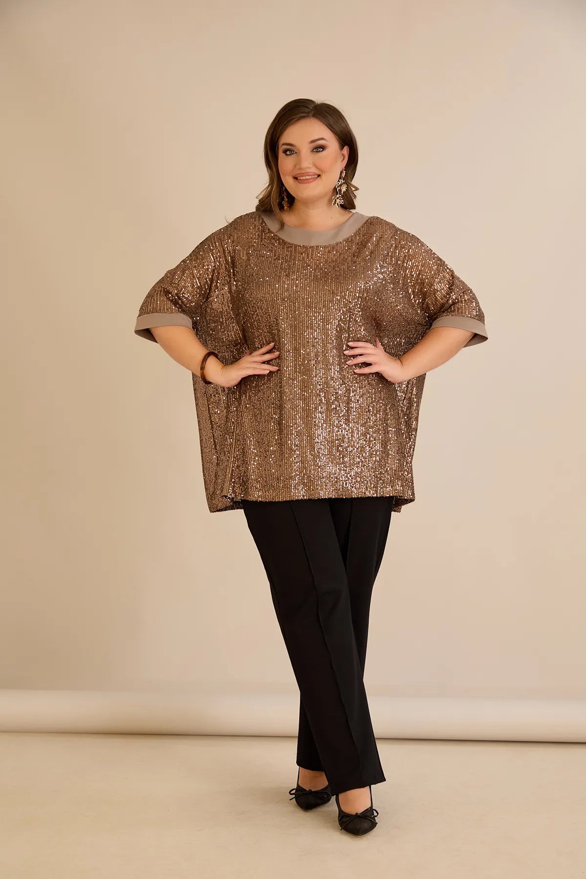 Αμπιγιέ μπλούζα με παγιέτες και ρεγκλάν μανίκια σε χρυσό χρώμα σε μεγάλα μεγέθη