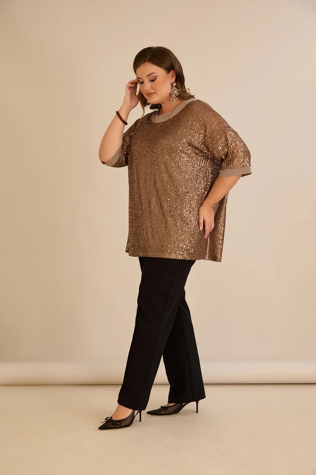 Αμπιγιέ μπλούζα με παγιέτες και ρεγκλάν μανίκια σε χρυσό χρώμα σε μεγάλα μεγέθη
