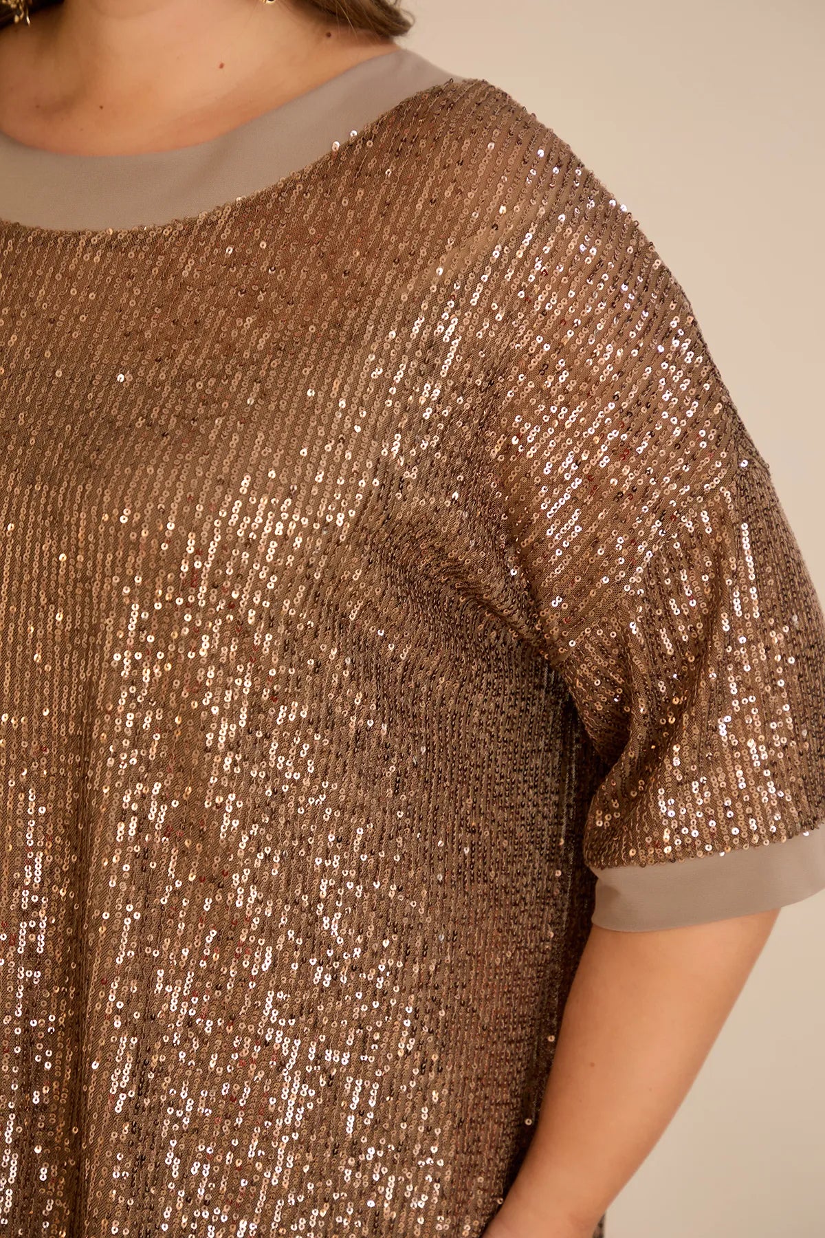 Αμπιγιέ μπλούζα με παγιέτες και ρεγκλάν μανίκια σε χρυσό χρώμα σε μεγάλα μεγέθη