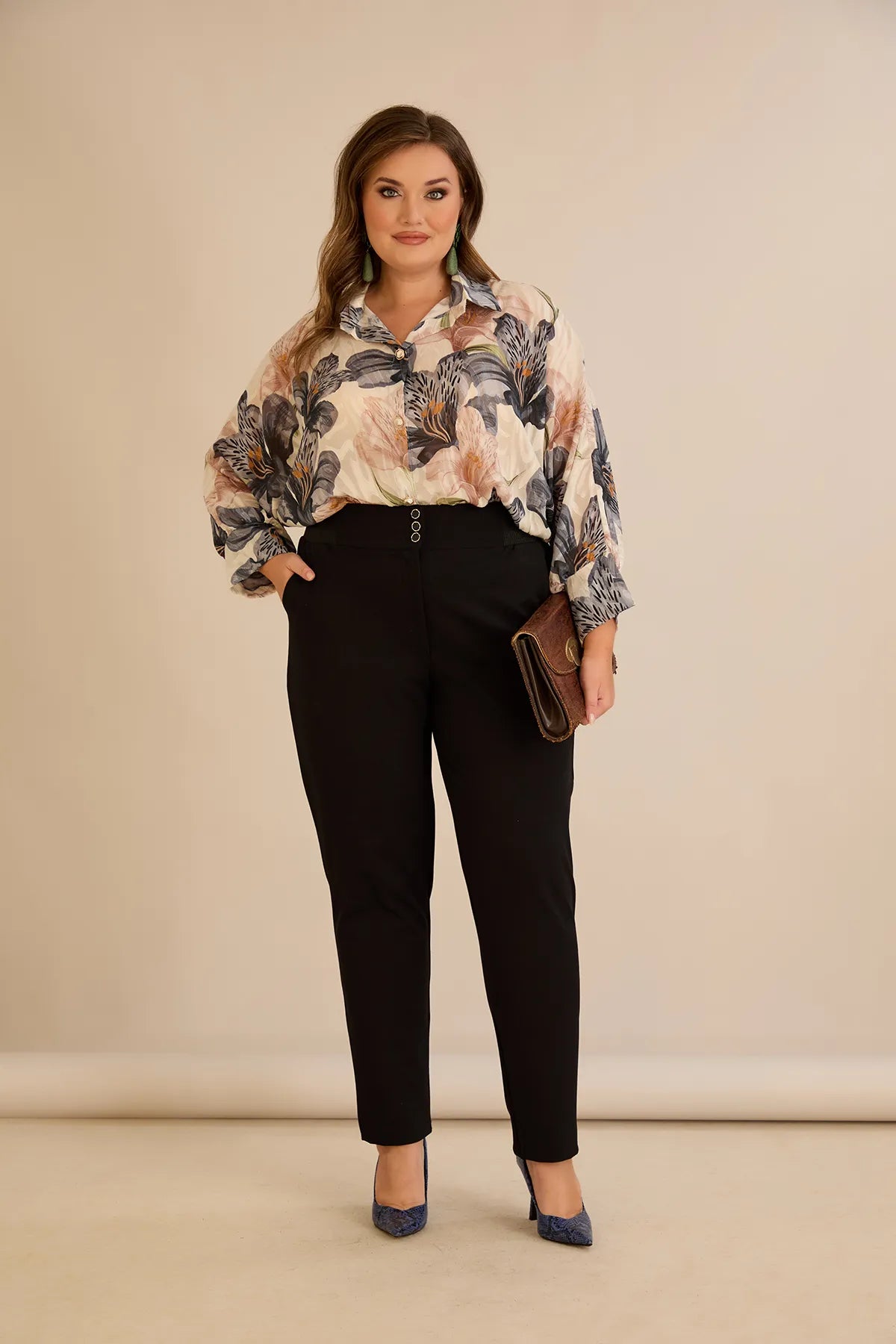 Κομψό βαμβακερό παντελόνι με κλασική γραμμή σε μαύρο χρώμα σε μεγάλα μεγέθη