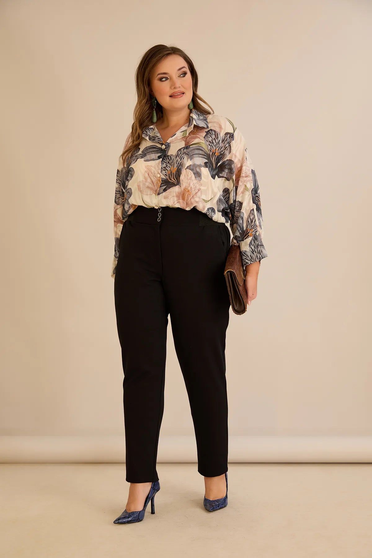 Κομψό βαμβακερό παντελόνι με κλασική γραμμή σε μαύρο χρώμα σε μεγάλα μεγέθη