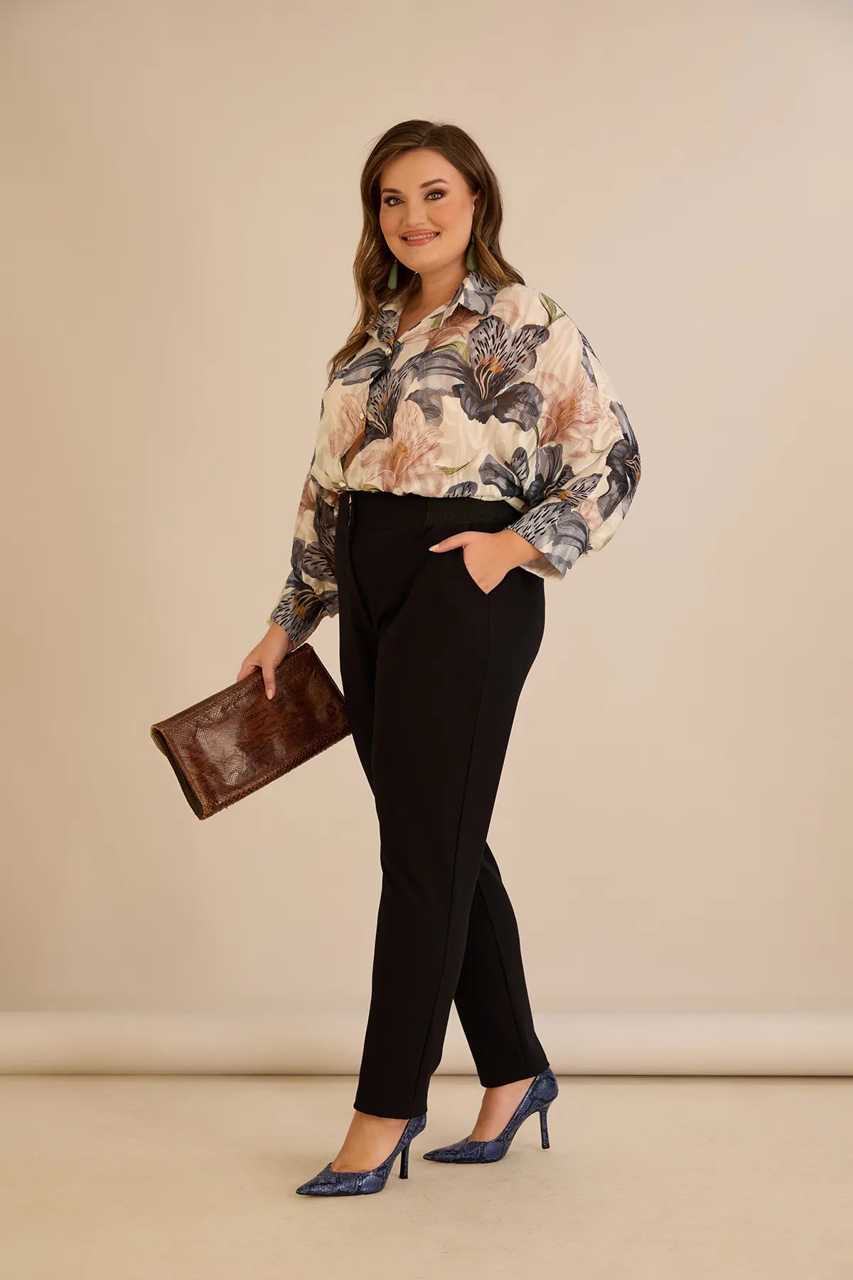 Κομψό βαμβακερό παντελόνι με κλασική γραμμή σε μαύρο χρώμα σε μεγάλα μεγέθη