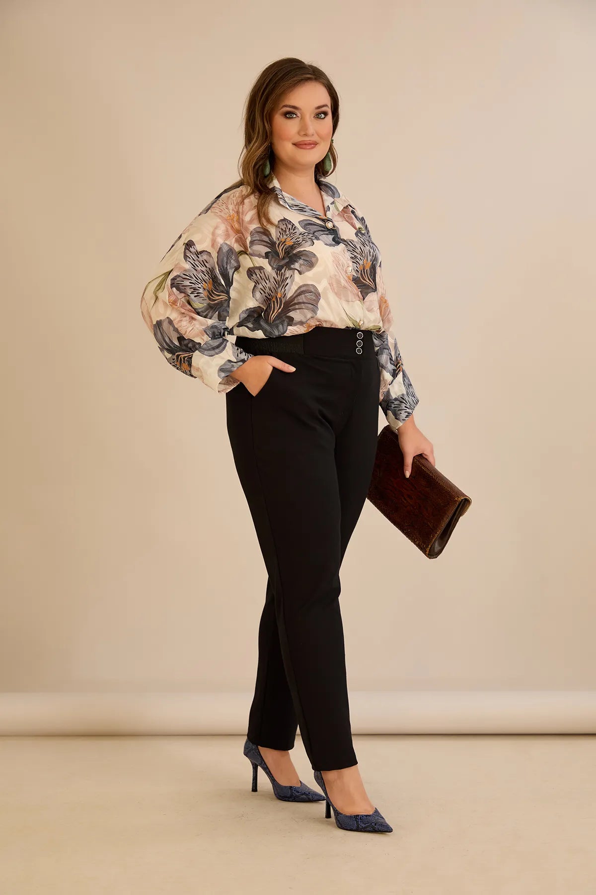 Κομψό βαμβακερό παντελόνι με κλασική γραμμή σε μαύρο χρώμα σε μεγάλα μεγέθη