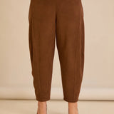 Ελαστικό παντελόνι με μοντέρνα γραμμή barrel –Καφέ
