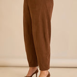 Ελαστικό παντελόνι με μοντέρνα γραμμή barrel –Καφέ