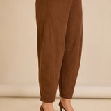 Ελαστικό παντελόνι με μοντέρνα γραμμή barrel –Καφέ