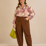 Ελαστικό παντελόνι με μοντέρνα γραμμή barrel σε Καφέ χρώμα σε μεγάλα μεγέθη 