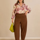 Ελαστικό παντελόνι με μοντέρνα γραμμή barrel –Καφέ