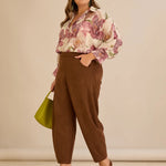 Ελαστικό παντελόνι με μοντέρνα γραμμή barrel σε Καφέ χρώμα σε μεγάλα μεγέθη 