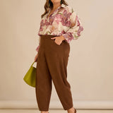 Ελαστικό παντελόνι με μοντέρνα γραμμή barrel σε Καφέ χρώμα σε μεγάλα μεγέθη 