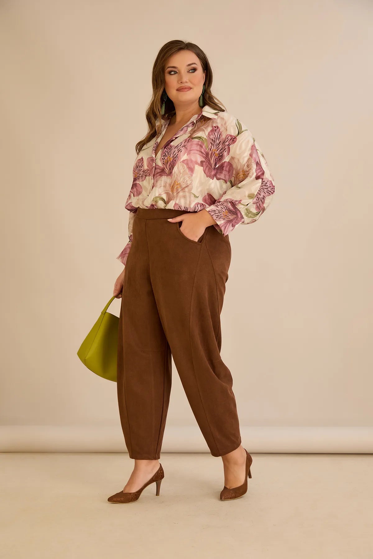 Ελαστικό παντελόνι με μοντέρνα γραμμή barrel σε Καφέ χρώμα σε μεγάλα μεγέθη 