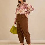 Ελαστικό παντελόνι με μοντέρνα γραμμή barrel σε Καφέ χρώμα σε μεγάλα μεγέθη 