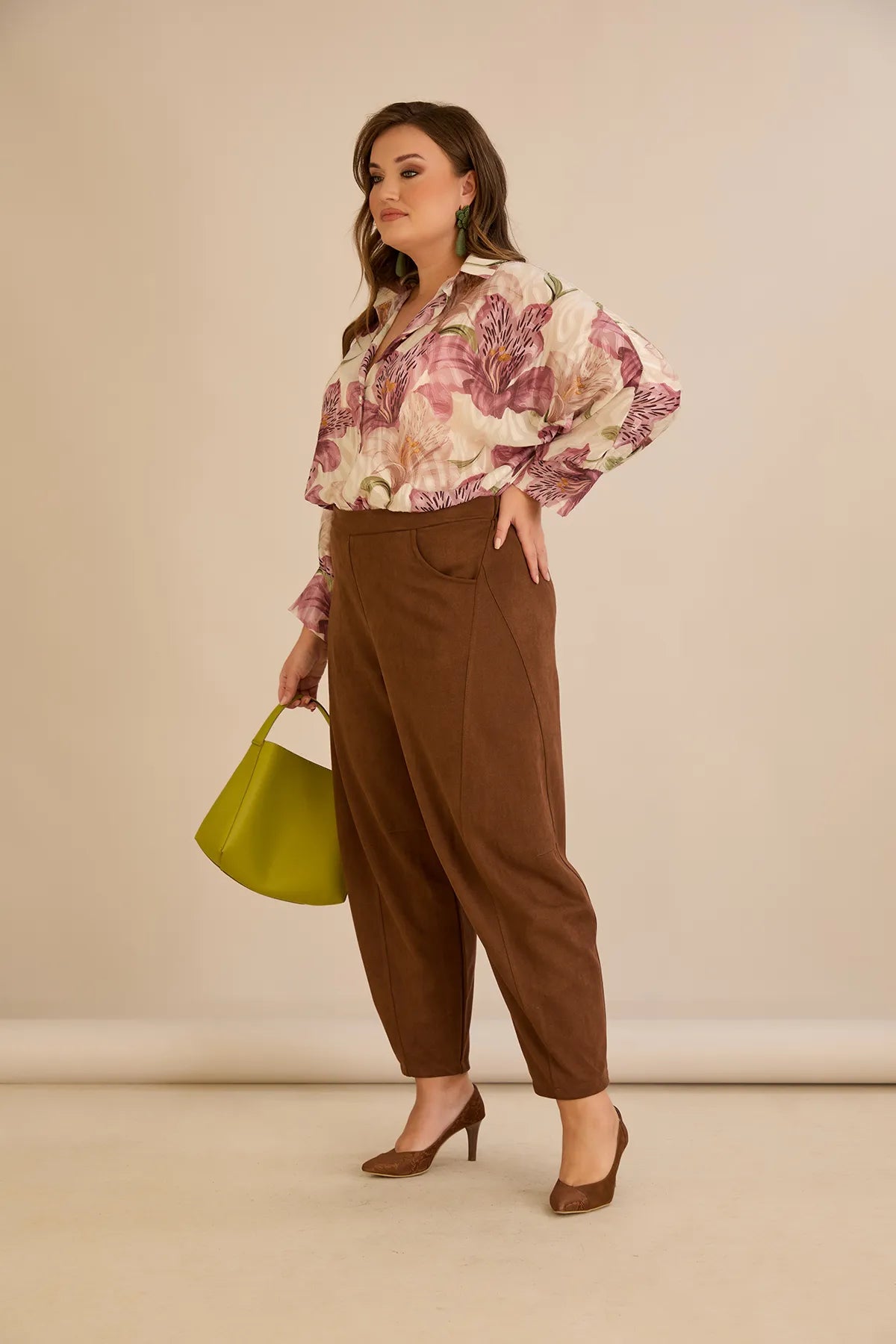 Ελαστικό παντελόνι με μοντέρνα γραμμή barrel σε Καφέ χρώμα σε μεγάλα μεγέθη 